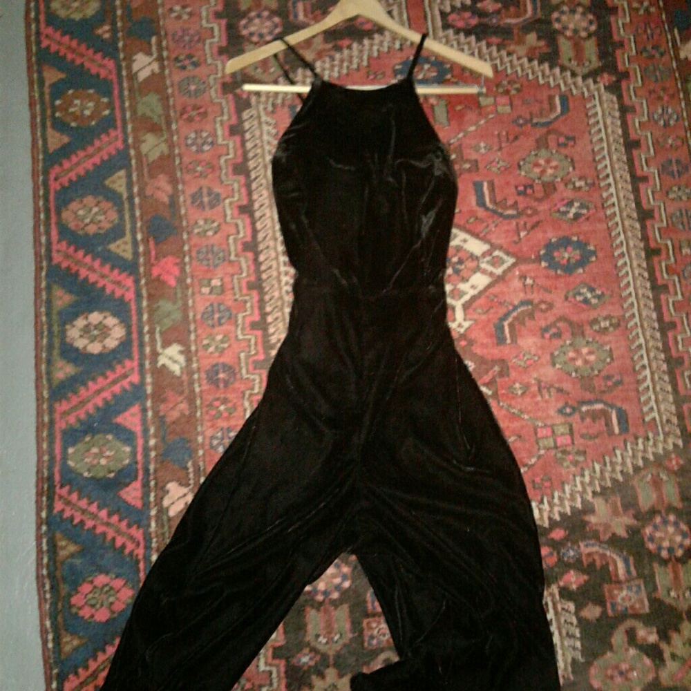 FOREVER 21 VELVET BACKLESS CULOTTE JUMPSUIT 🔥